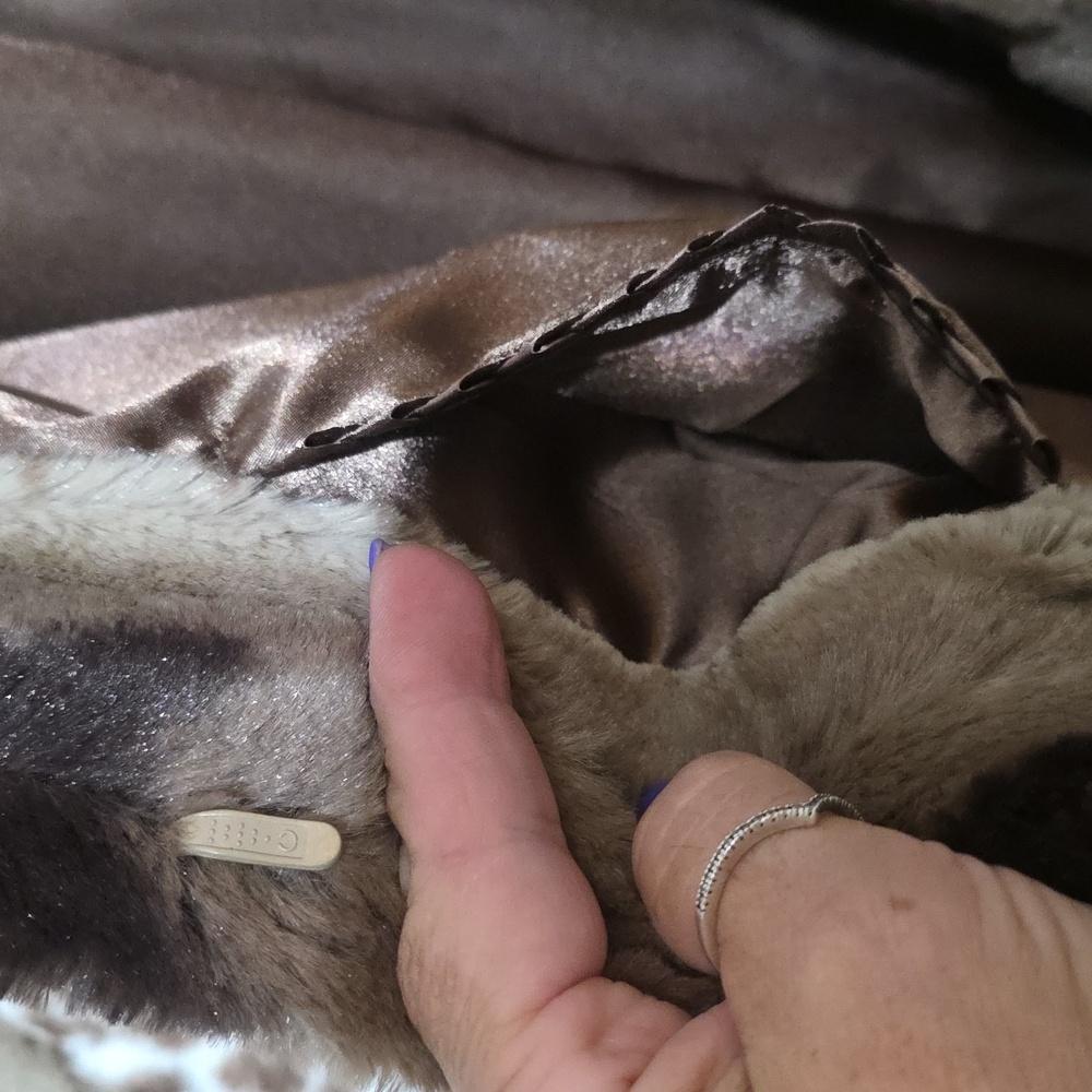 Dennis Basso Luxurious Brown and Cream Teddy Jacket - Picture 5 of 7